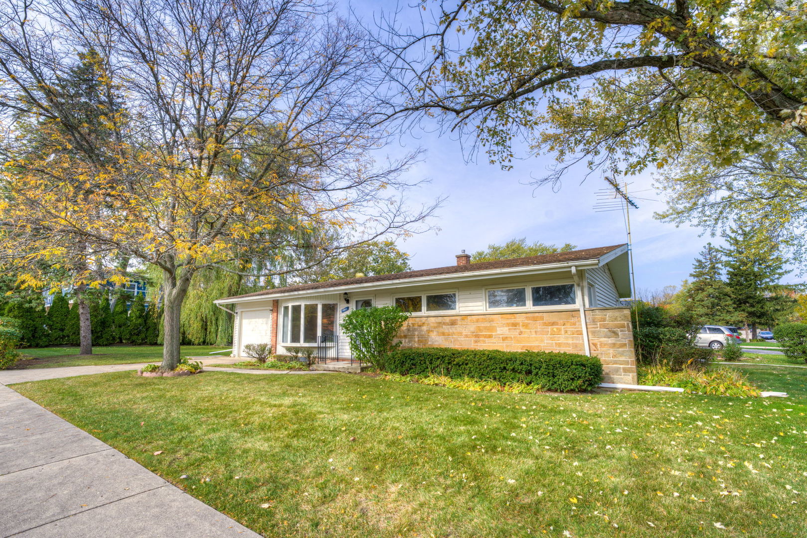 1046 Midway Road Northbrook, IL 60062 - Photo 20 of 24 front view of a house with a yard