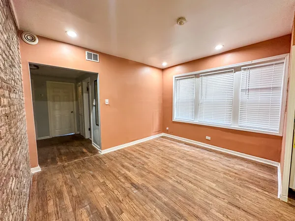 $1,700 | 7926 South Luella Avenue, Unit 1B, Chicago, IL 60617