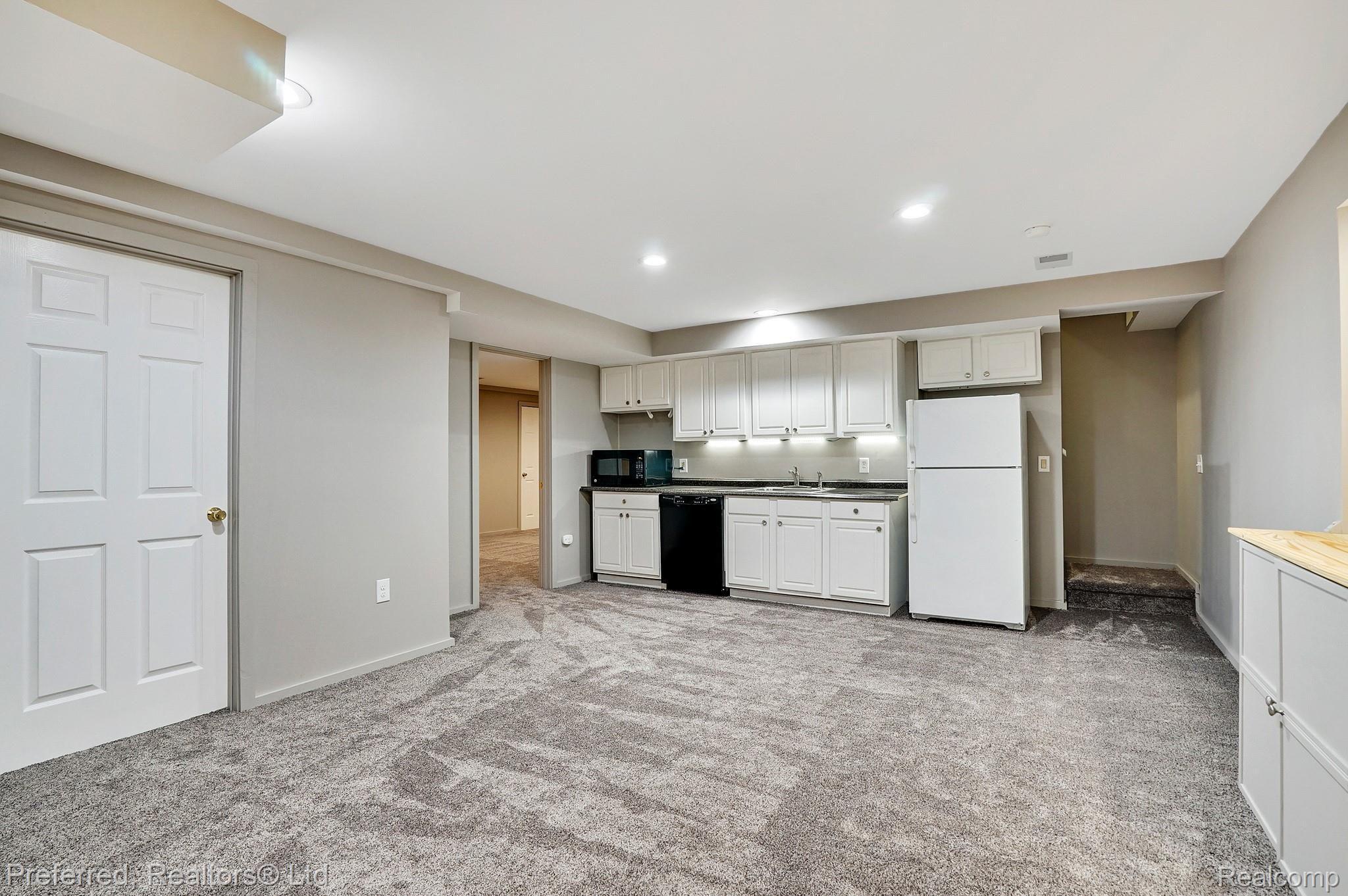 24545 Merriman Road New Boston, MI 48164 - Photo 30 of 45 Kitchenette in Basement.jpg