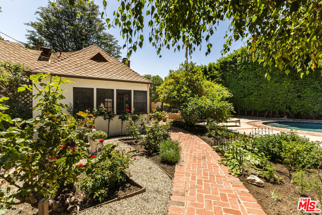 17010 Rancho Street Encino, CA 91316 - Photo 22 of 25