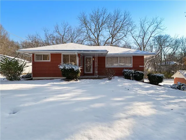 $310,000 | 7019 North Elm Street, Pleasant Valley, MO 64068