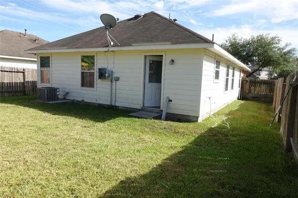 a view of a house with backyard
