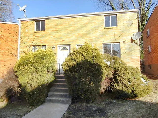 a view of a pathway both side of building