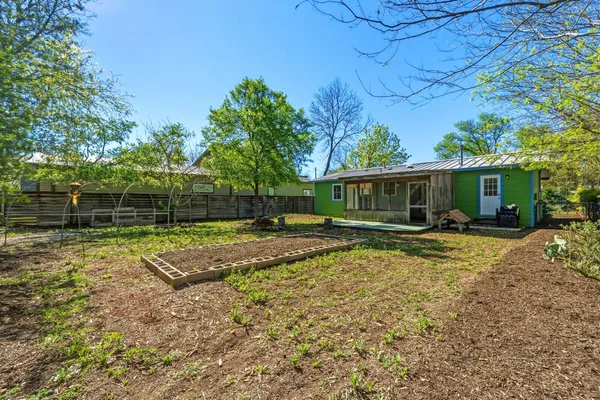 a view of a house with backyard