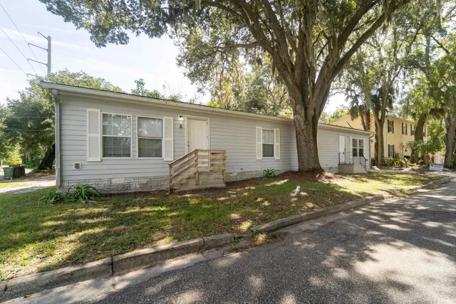 a view of a house with a yard