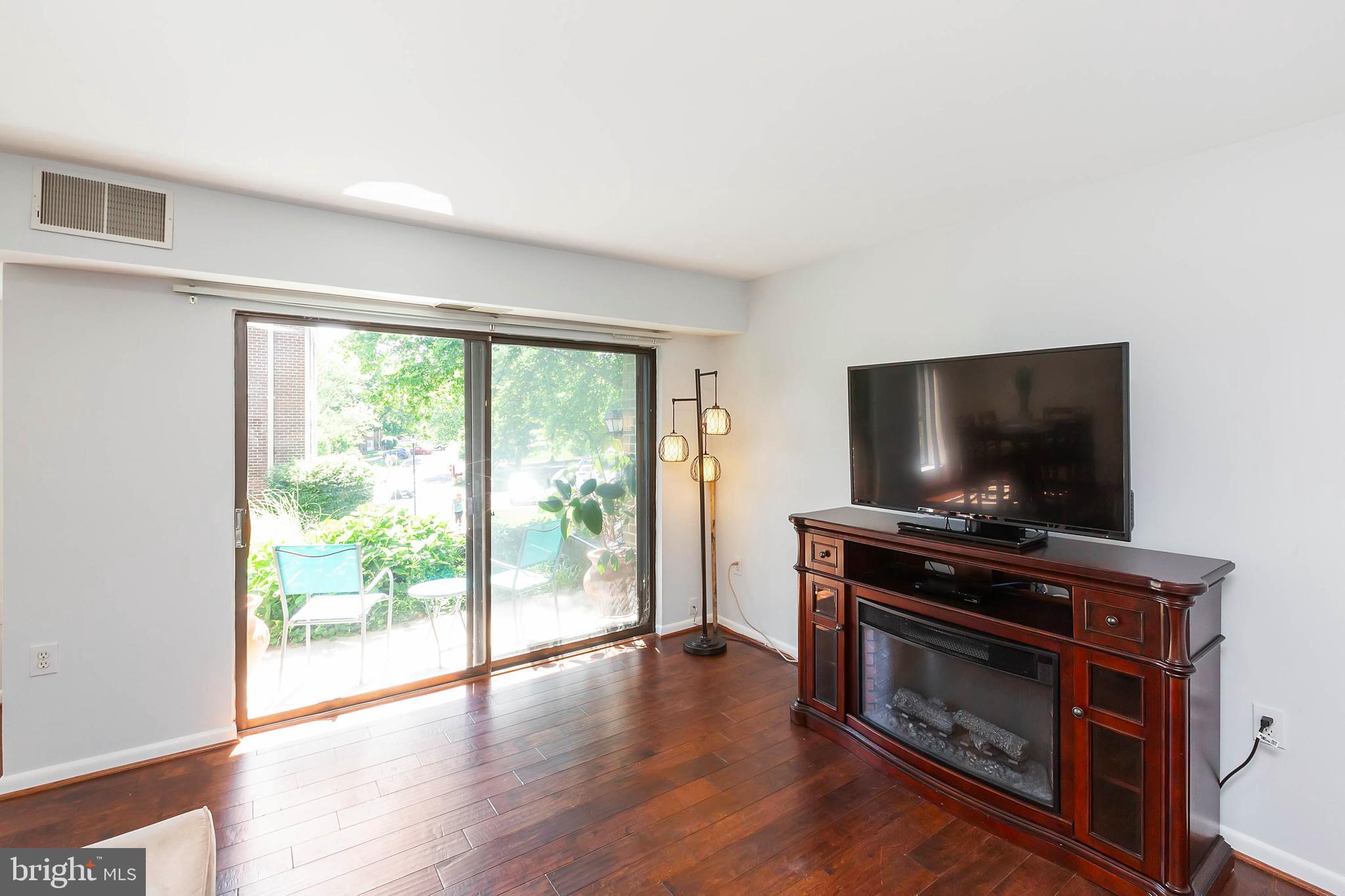 17816 Buehler Road, Unit 165 Olney, MD 20832 - Photo 5 of 20 Living Room