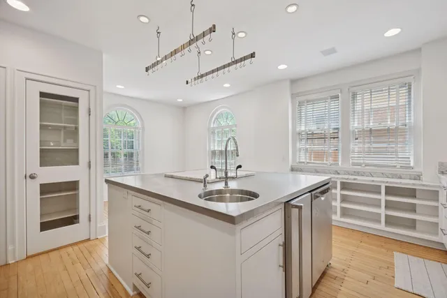 $4,500 | 1785 Dupont Avenue South, Unit MAIN, Minneapolis, MN 55403