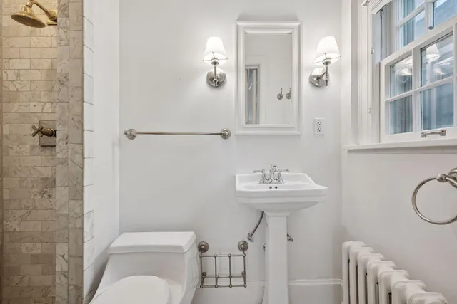 $4,500 | 1785 Dupont Avenue South, Unit MAIN, Minneapolis, MN 55403