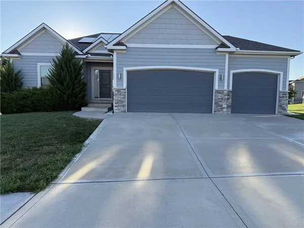 $550,000 | 2309 Northeast Colonnade Avenue, Blue Springs, MO 64029