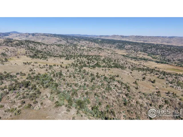 a black and white photo of a room