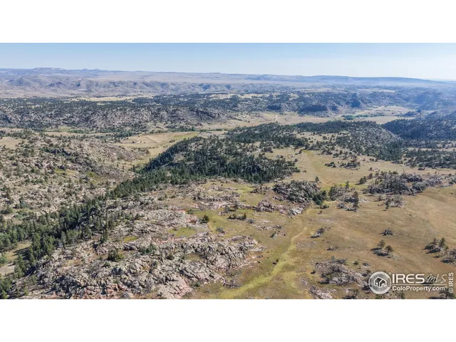 a black and white photo of a area