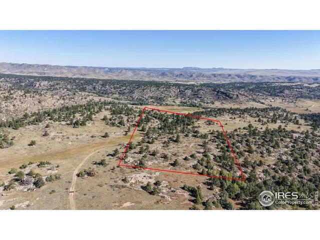 a black and white photo of a room