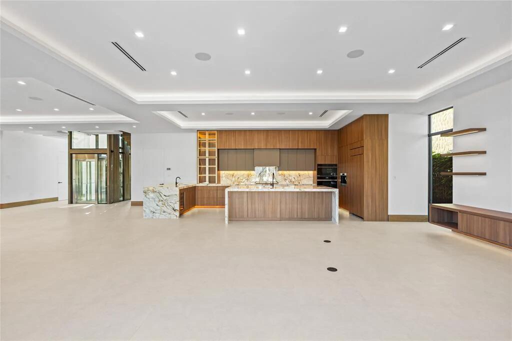 2441 Northeast 48th Court Lighthouse Point, FL 33064 - Photo 11 of 54 GetMedia_10_4f2de447-ca31-4467-bfd6-85ce