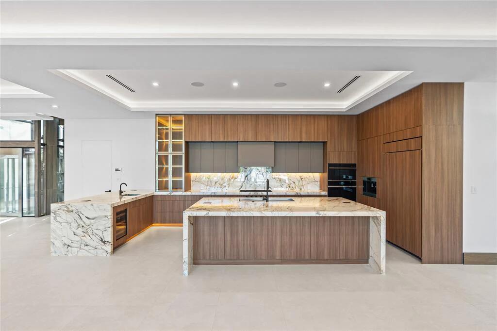 2441 Northeast 48th Court Lighthouse Point, FL 33064 - Photo 12 of 54 GetMedia_11_3f3181a6-c869-44a0-9a78-5759