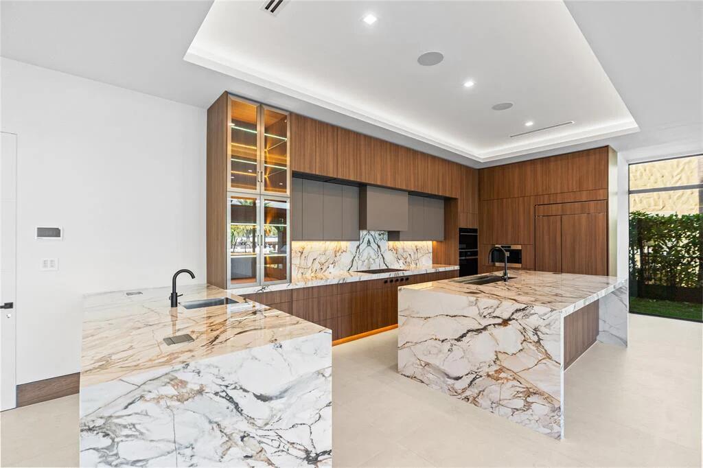 2441 Northeast 48th Court Lighthouse Point, FL 33064 - Photo 13 of 54 GetMedia_12_1e37071b-e057-46b4-aba2-8b26