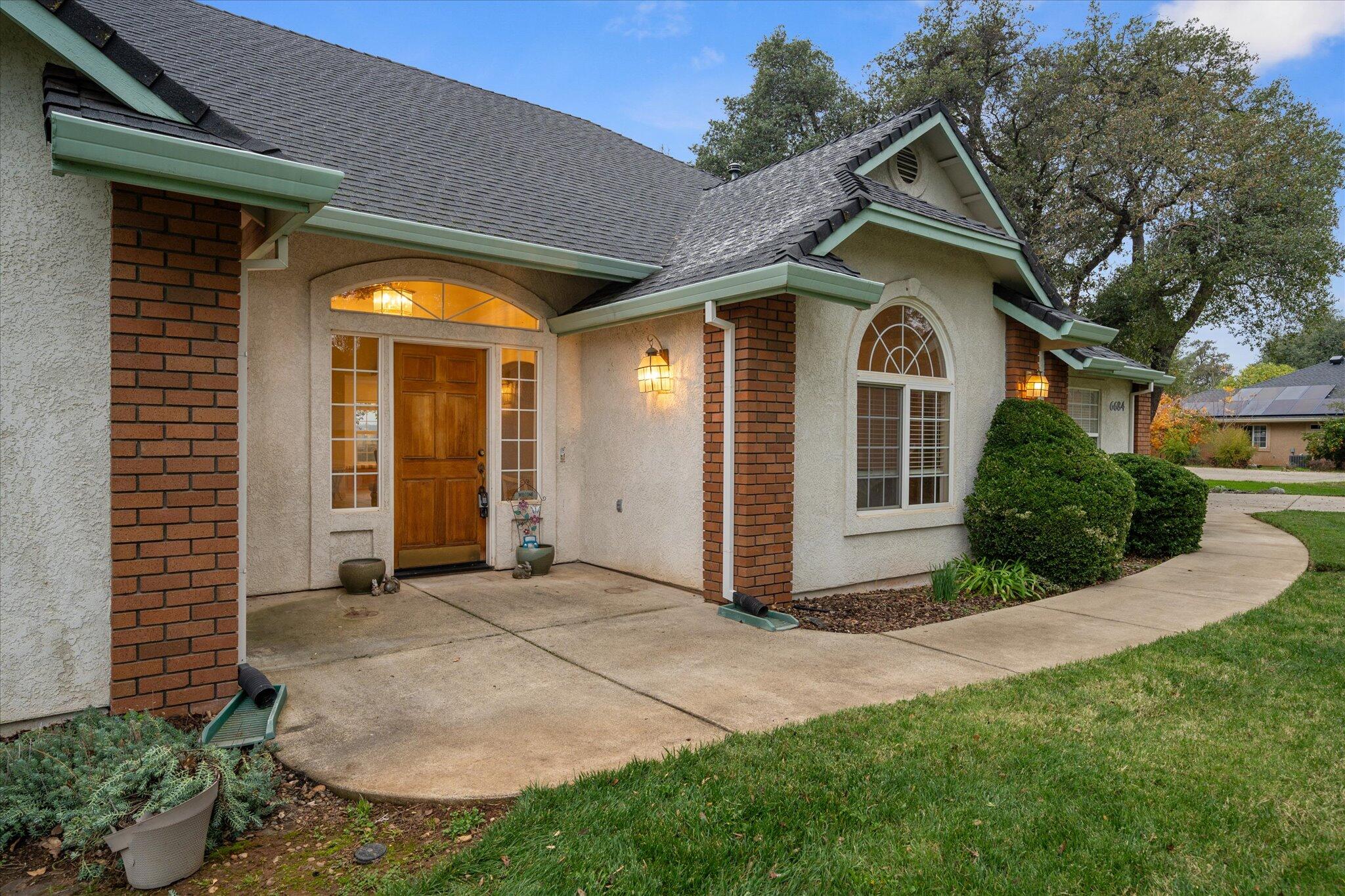 6684 Riata Drive Redding, CA 96002 - Photo 6 of 44 02-BiggerFlow Real Estate Media-2
