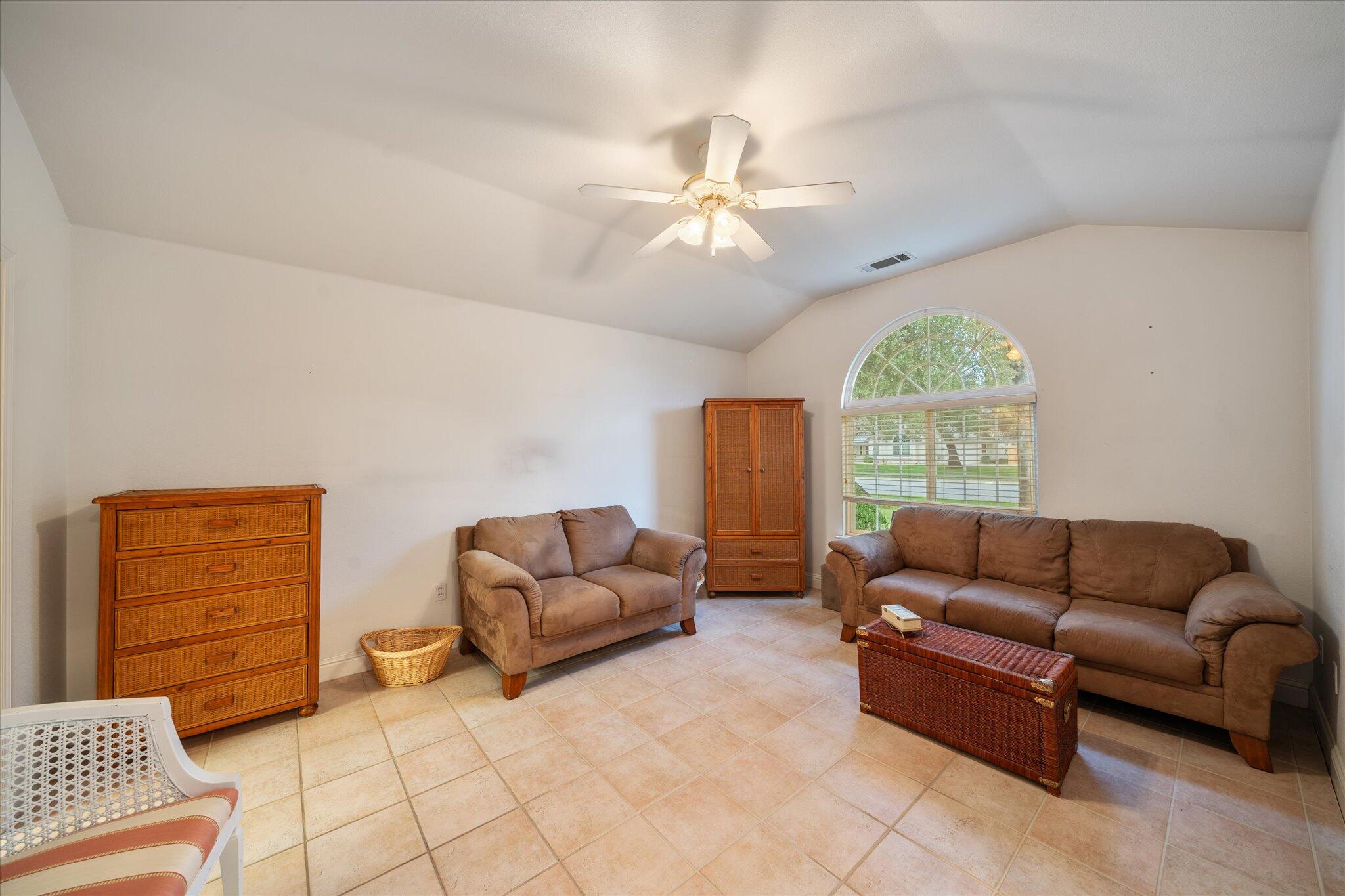 6684 Riata Drive Redding, CA 96002 - Photo 9 of 44 16-BiggerFlow Real Estate Media-16
