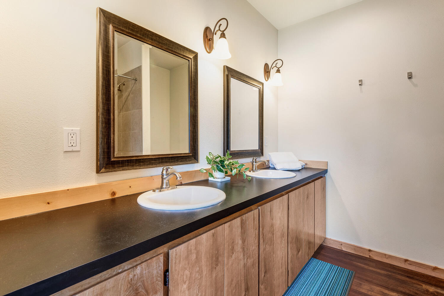 17256 Tholstrup Road Bend, OR 97707 - Photo 20 of 28 Common bathroom