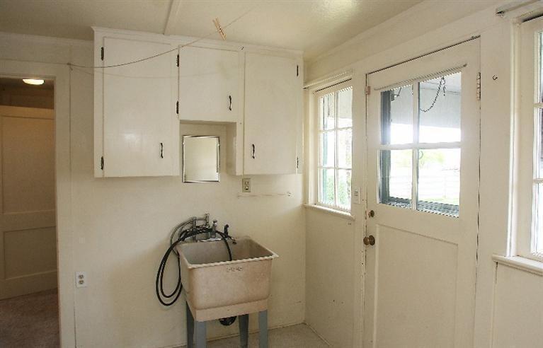 1140 Sweet Road Medford, OR 97501 - Photo 18 of 24 Large utility/laundry room - back door t