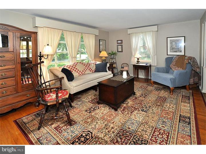 513 Burton Road Oreland, PA 19075 - Photo 3 of 25 Living Room