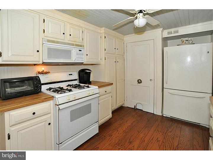 513 Burton Road Oreland, PA 19075 - Photo 8 of 25 Kitchen