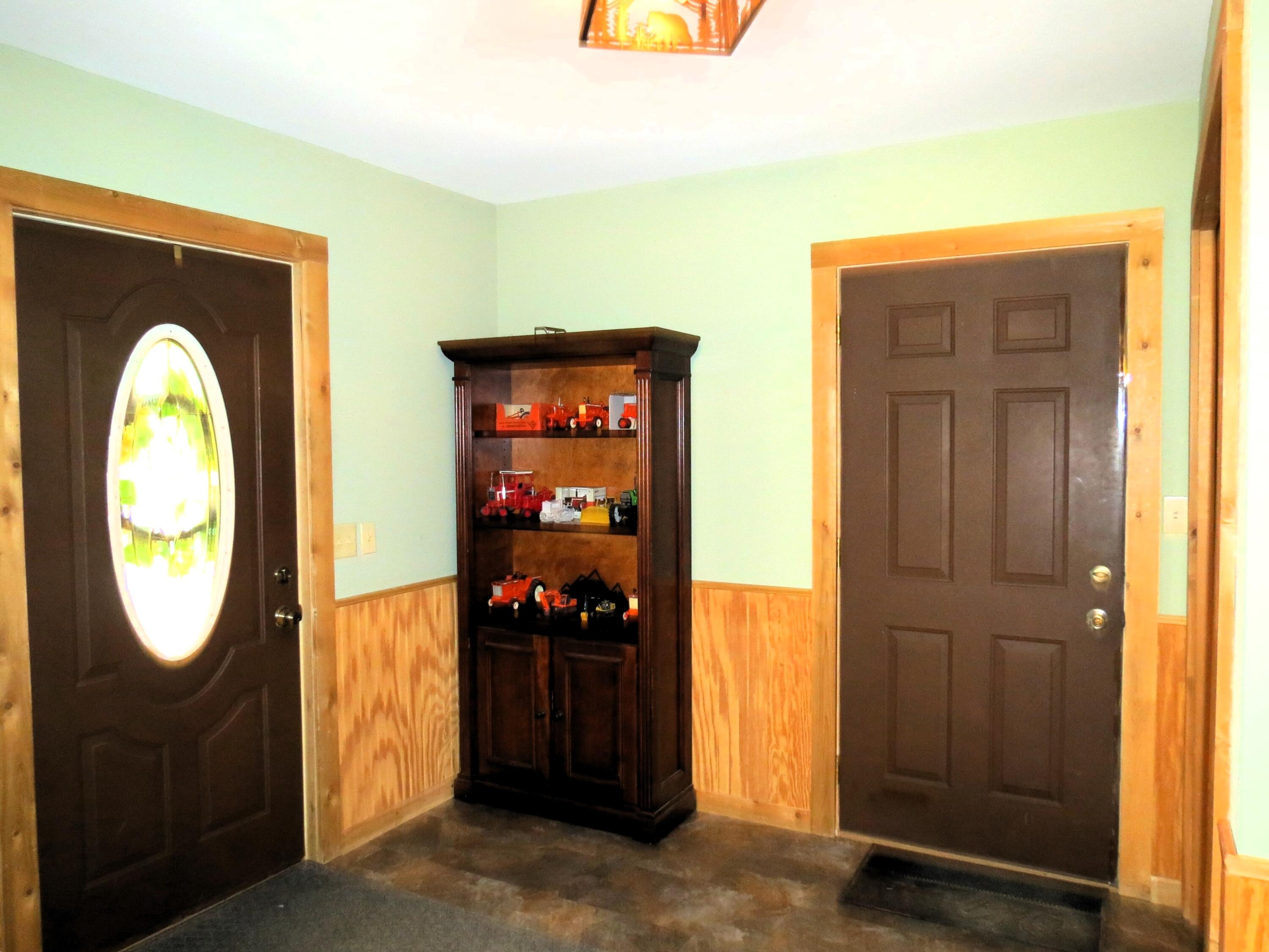 3370 Henry Road Jackson, MI 49201 - Photo 3 of 74 Large foyer