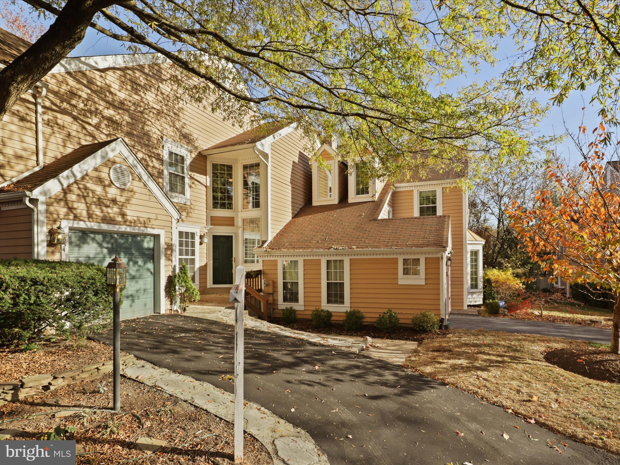 1554 Deer Point Way Reston, VA 20194 - Photo 4 of 69