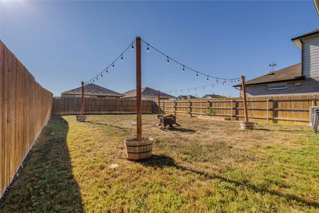 a view of a house with backyard