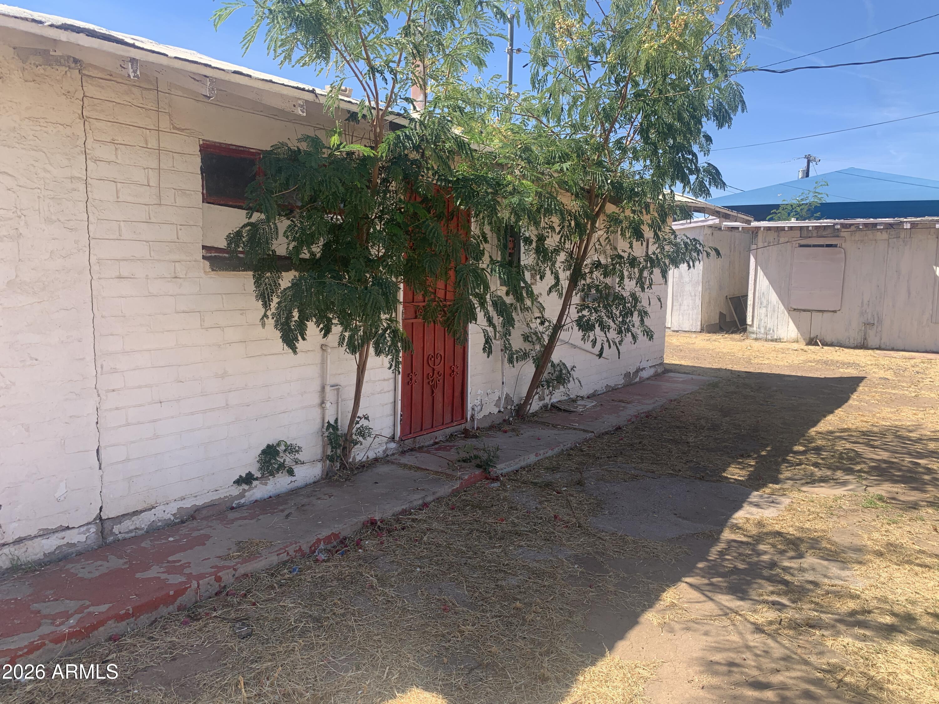 1202 South 14th Street Phoenix, AZ 85034 - Photo 14 of 44 a view of a backyard of the house