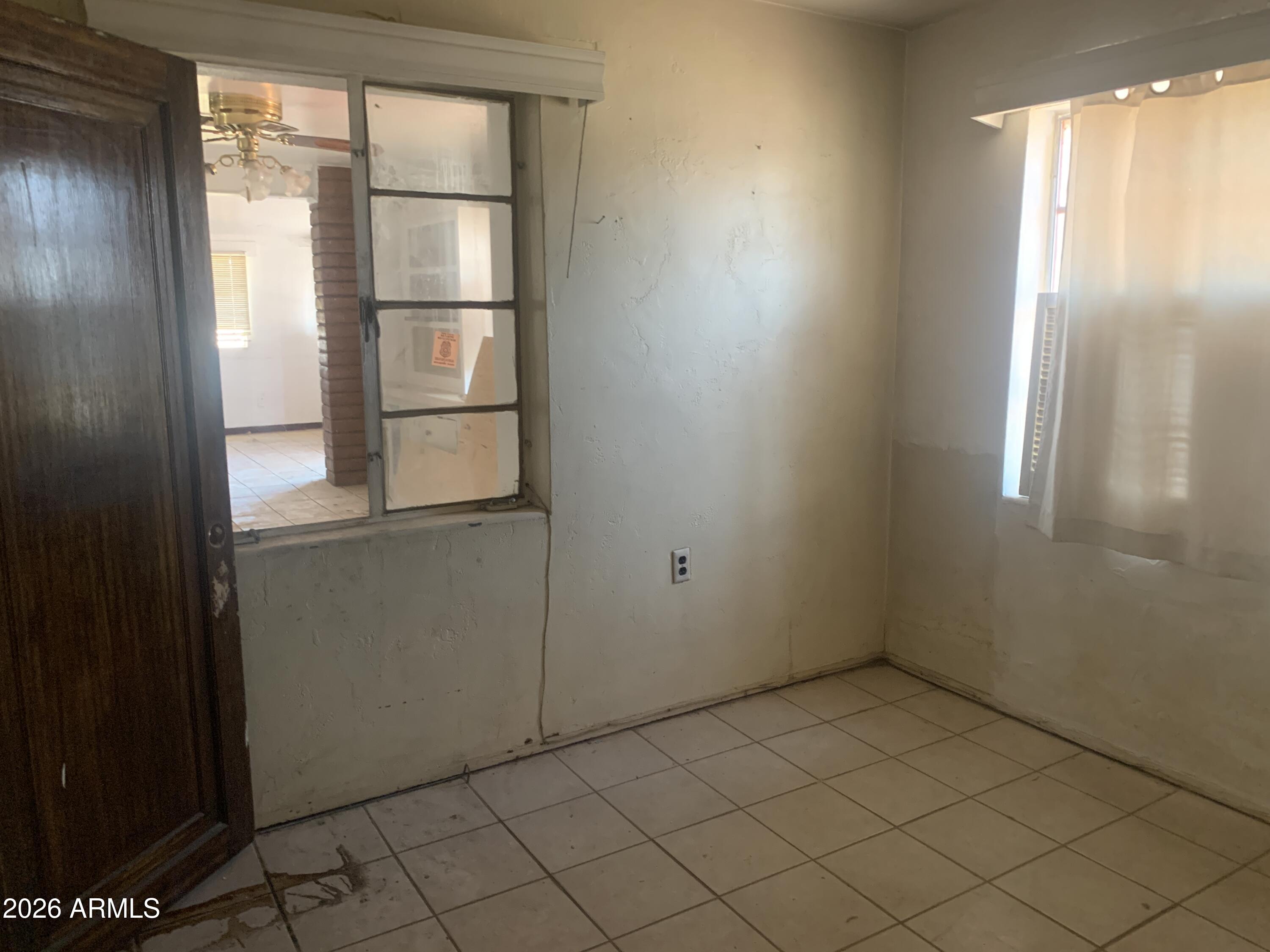 1202 South 14th Street Phoenix, AZ 85034 - Photo 29 of 44 a view of an empty room and window