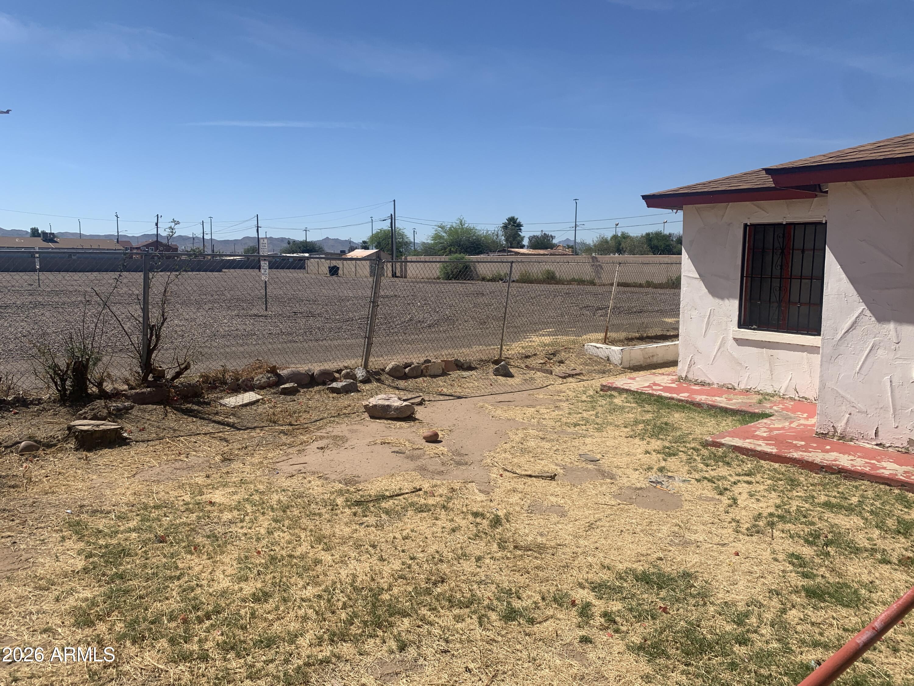 1202 South 14th Street Phoenix, AZ 85034 - Photo 3 of 44 a view of a backyard of the house