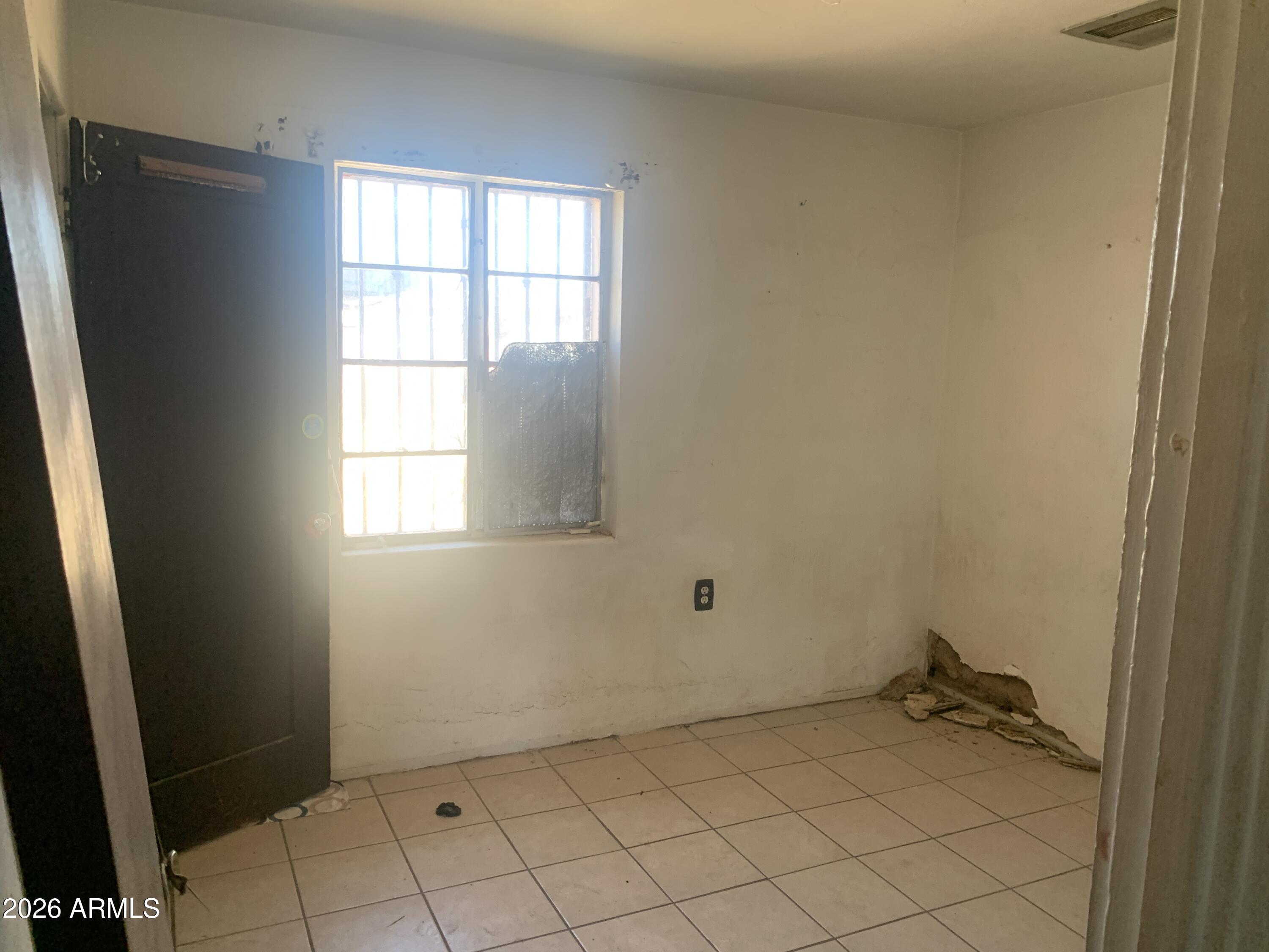 1202 South 14th Street Phoenix, AZ 85034 - Photo 36 of 44 an empty room with windows