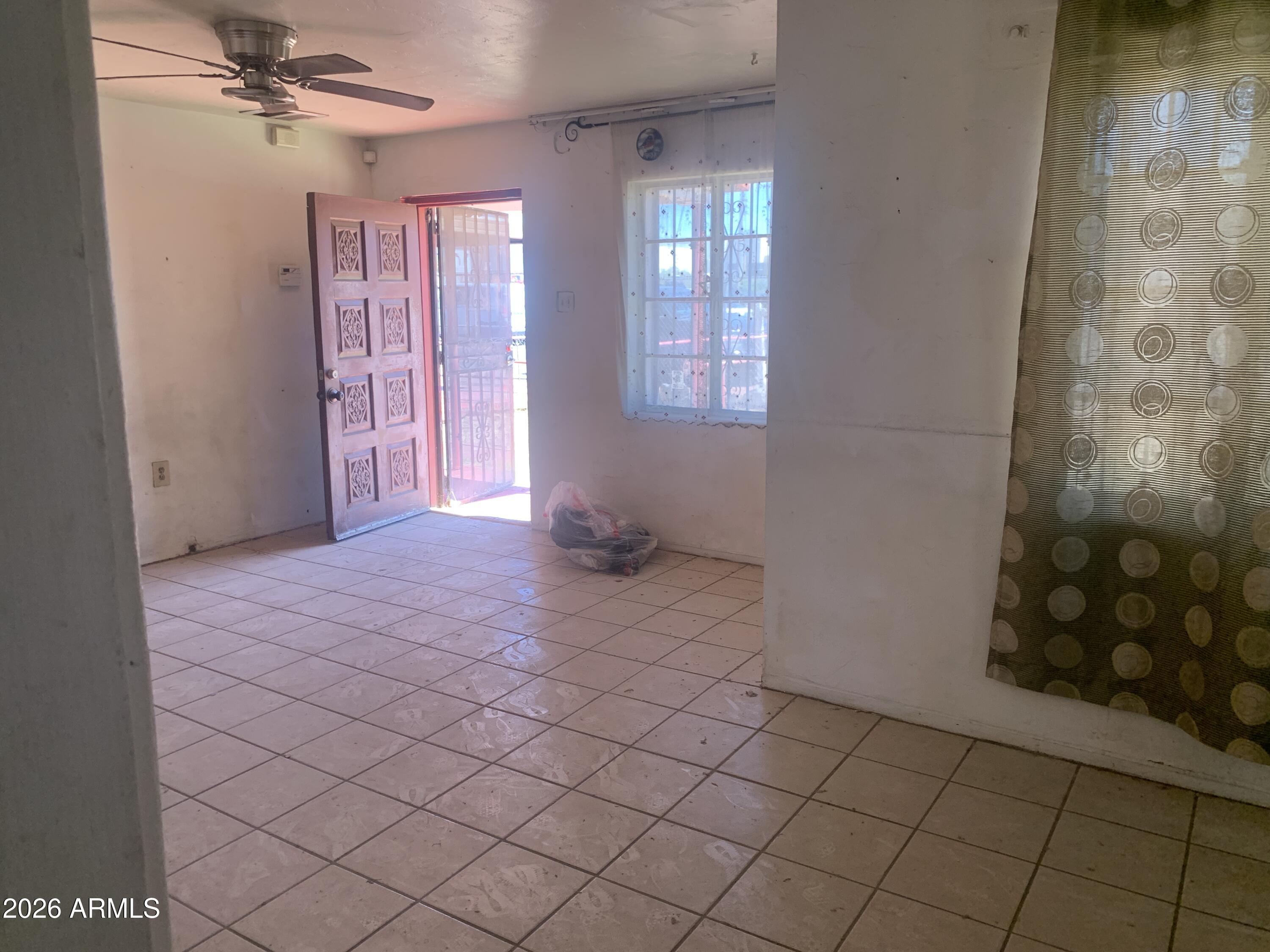 1202 South 14th Street Phoenix, AZ 85034 - Photo 41 of 44 a view of livingroom with window