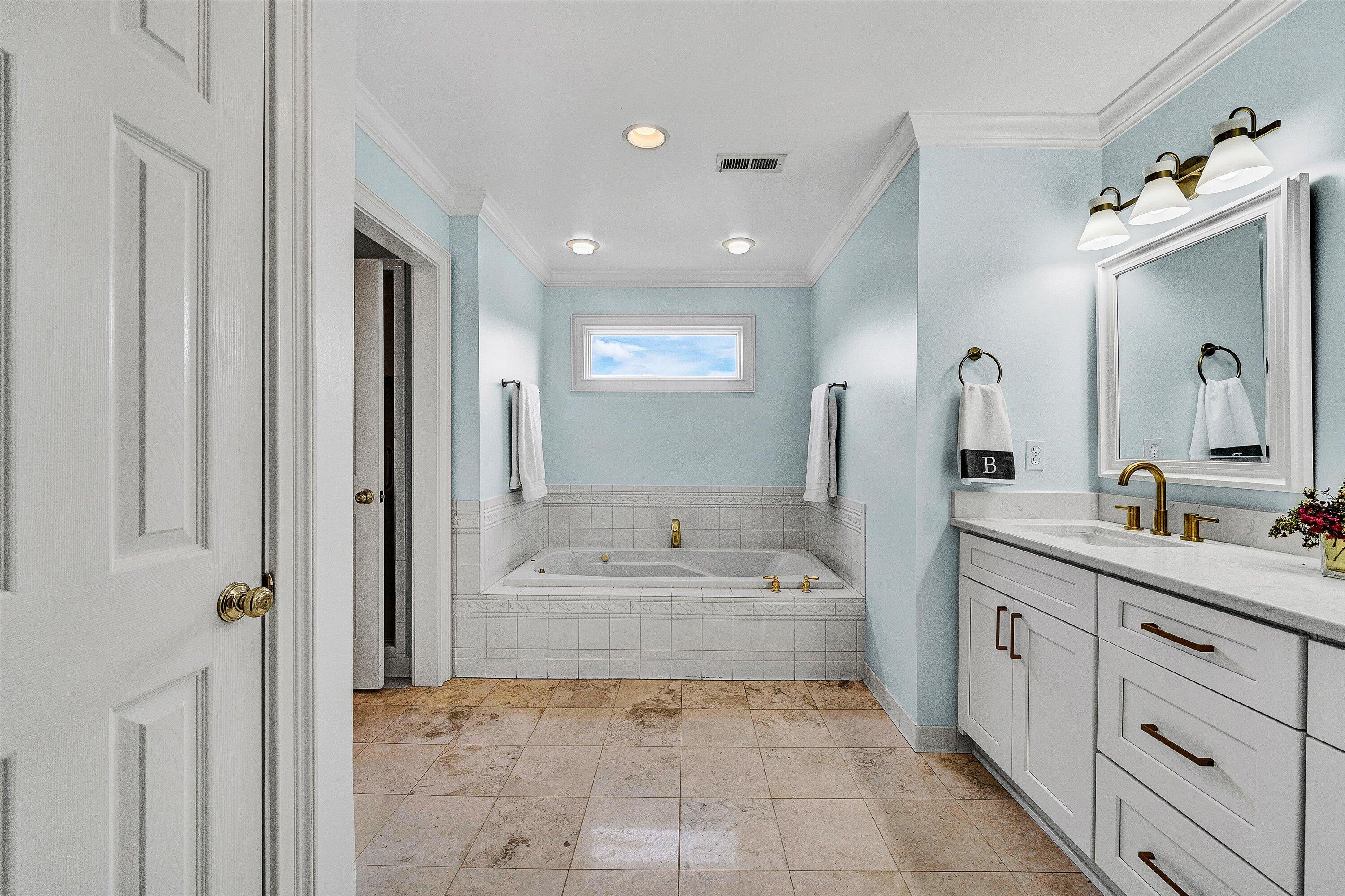 824 Pendleton Drive Salem, VA 24153 - Photo 39 of 78 a bathroom with a tub sink and mirror
