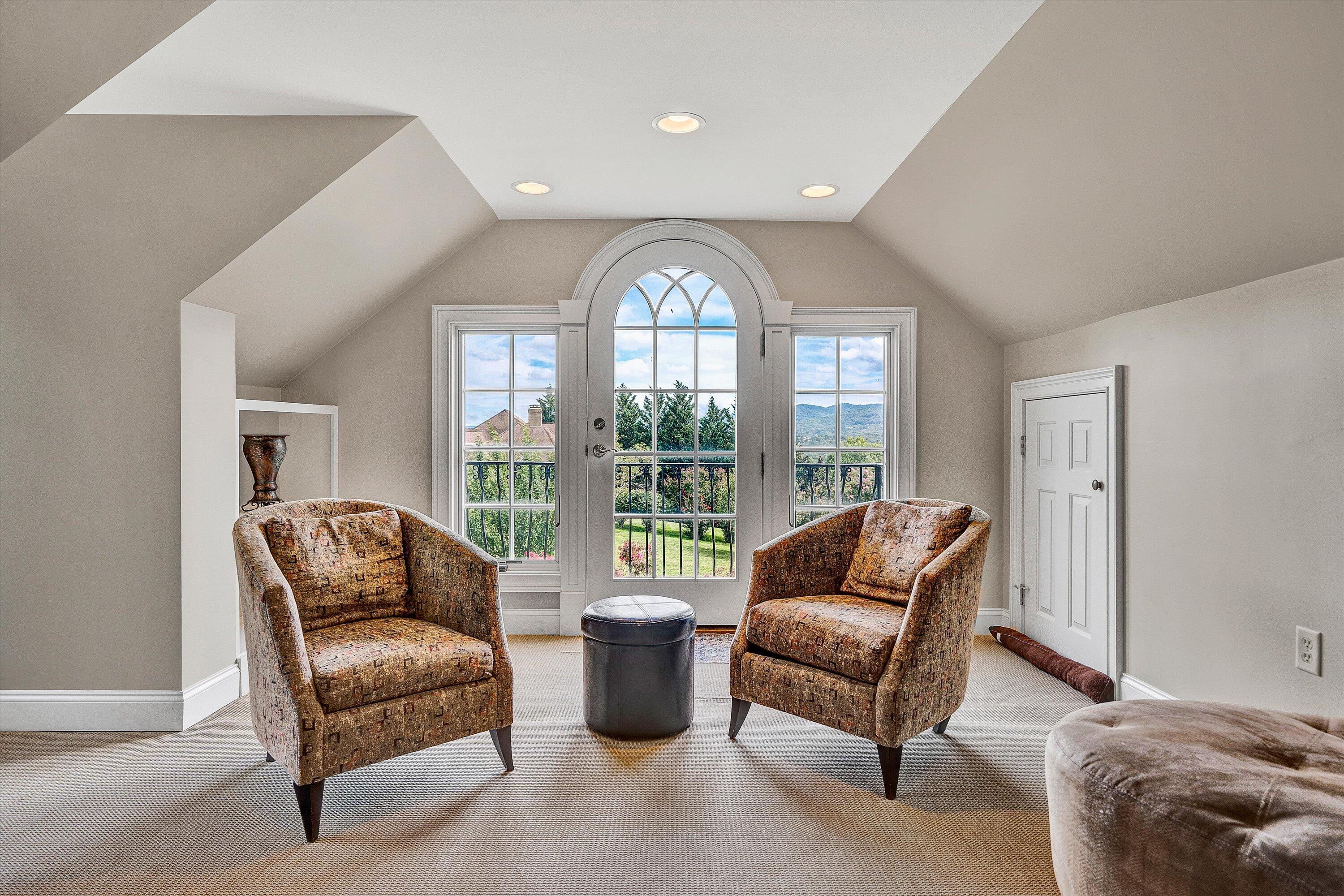 824 Pendleton Drive Salem, VA 24153 - Photo 47 of 78 a living room with furniture and a large window