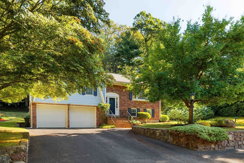 8 Ivanhoe Drive Lynnfield, MA 01940 - Photo 3 of 36