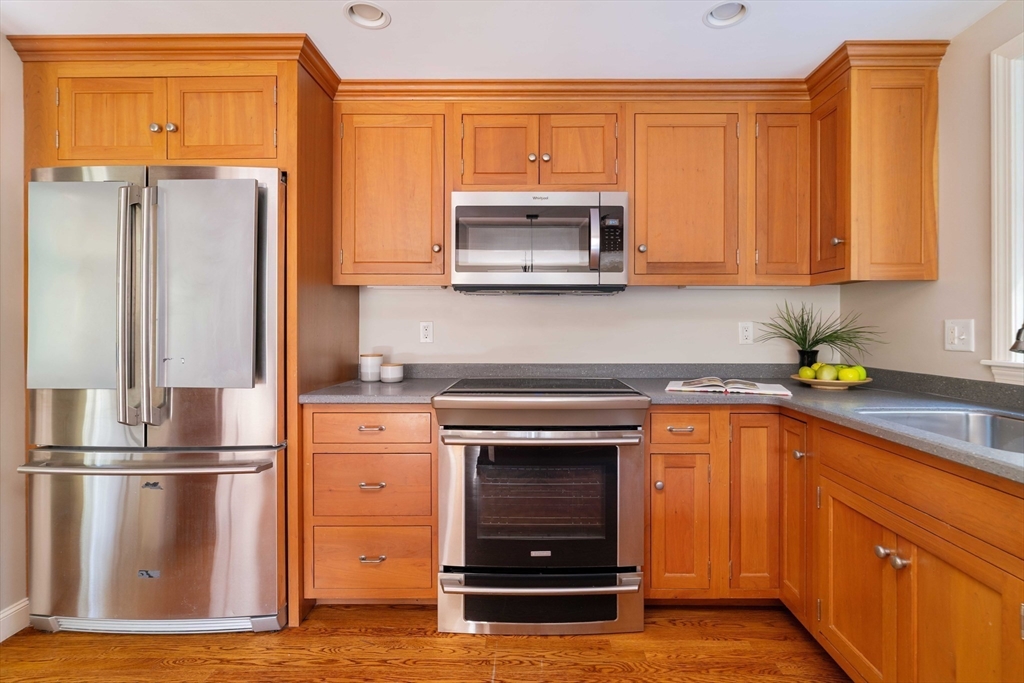 8 Ivanhoe Drive Lynnfield, MA 01940 - Photo 8 of 36