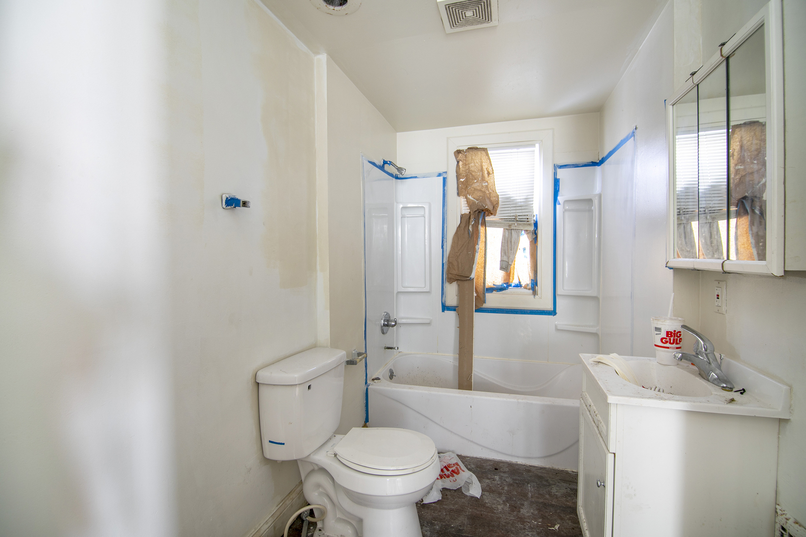 201 North Cottage Avenue Kankakee, IL 60901 - Photo 11 of 13 a bathroom with a sink toilet and shower