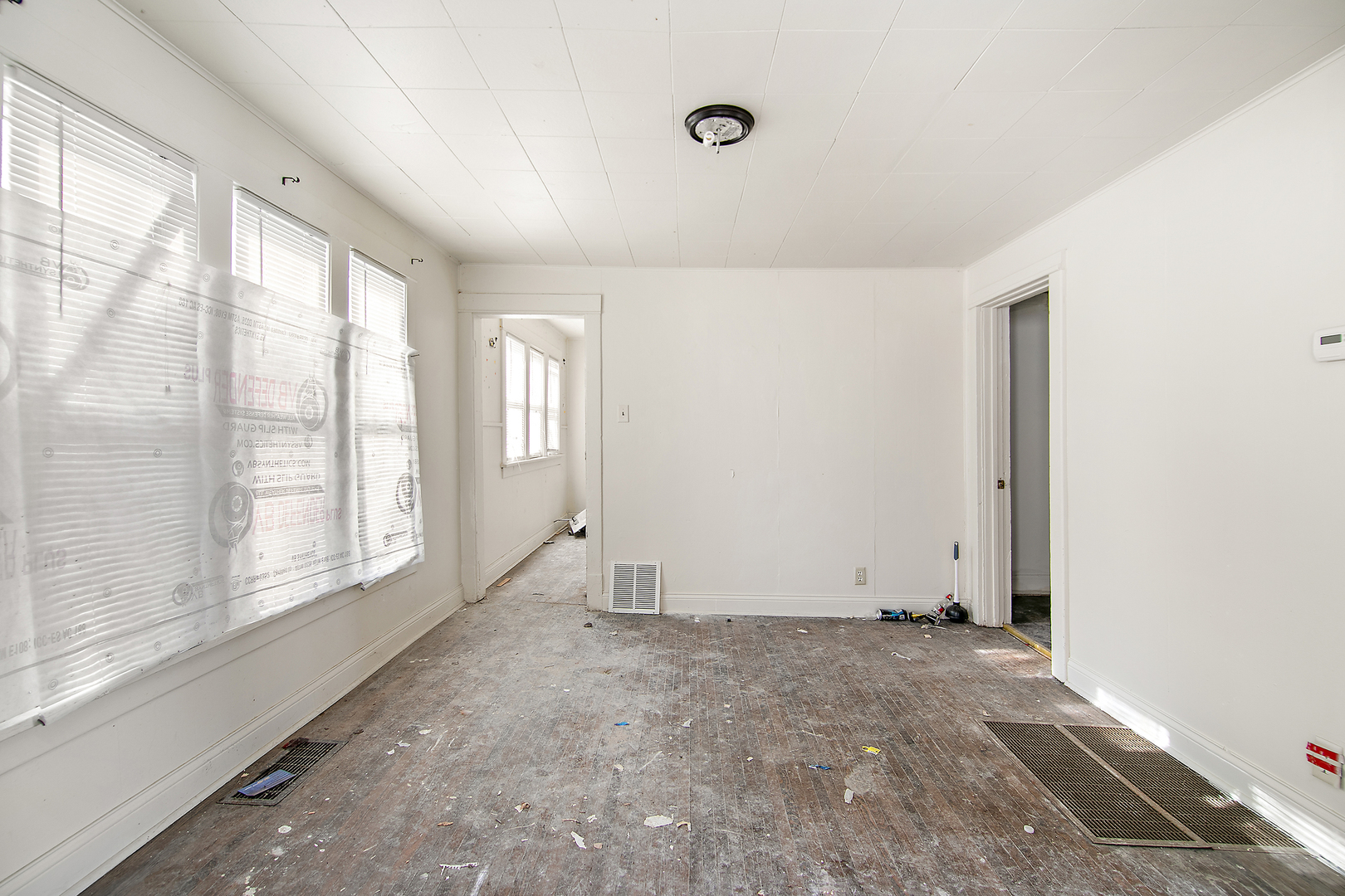 201 North Cottage Avenue Kankakee, IL 60901 - Photo 5 of 13 a view of an empty room with a window