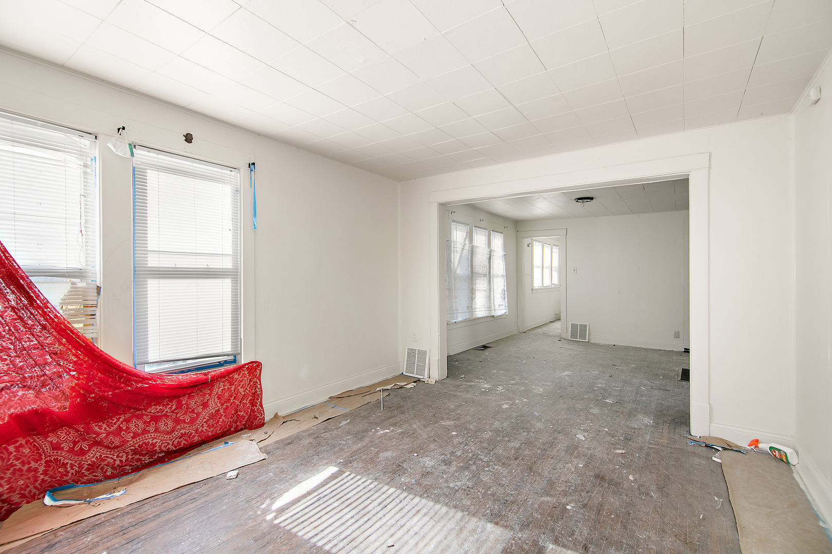 201 North Cottage Avenue Kankakee, IL 60901 - Photo 8 of 13 a view of a livingroom with wooden floor and windows