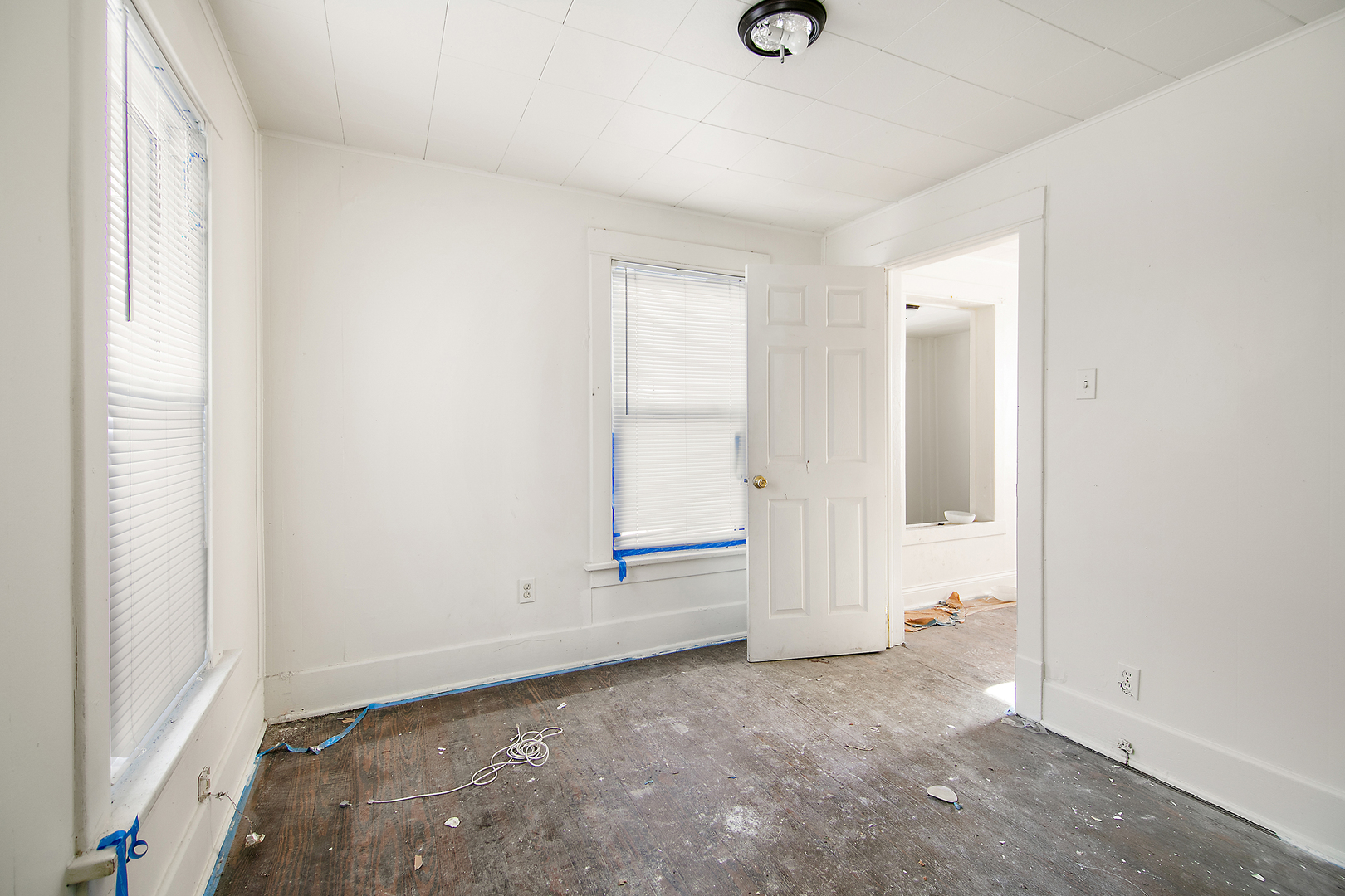 201 North Cottage Avenue Kankakee, IL 60901 - Photo 9 of 13 an empty room with windows