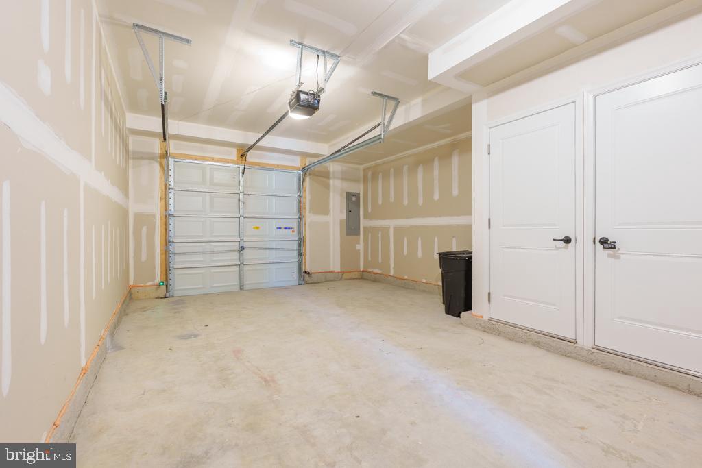 39 Sidney Lane Stratford, NJ 08084 - Photo 17 of 21 en empty room with windows and closet