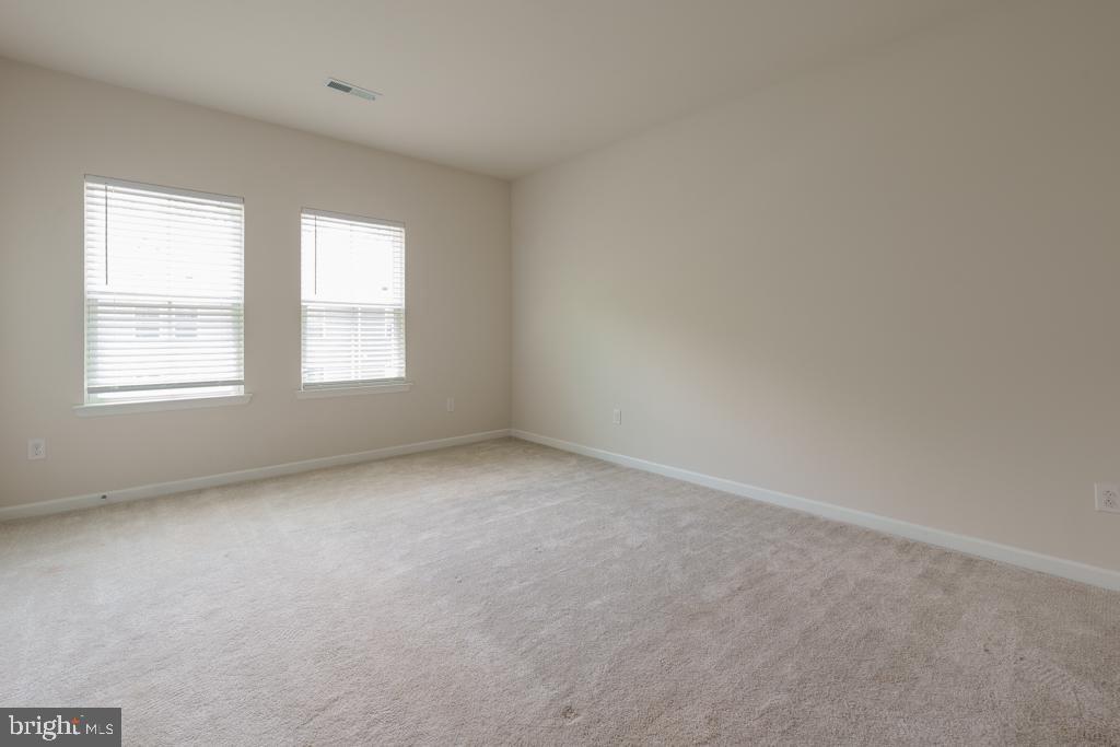 39 Sidney Lane Stratford, NJ 08084 - Photo 10 of 21 an empty room with a window
