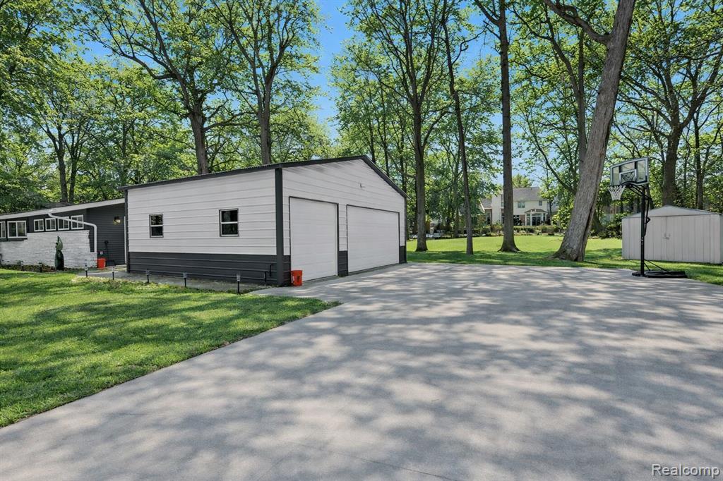 2566 Harrington Road Rochester, MI 48307 - Photo 2 of 65