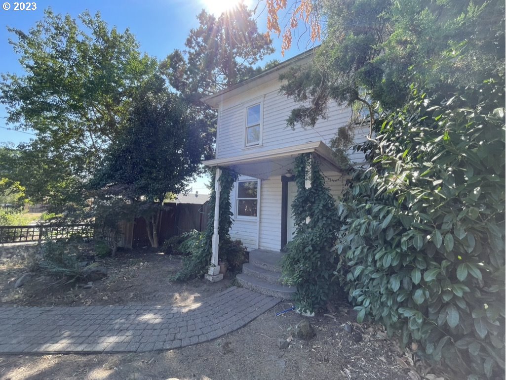 814 East 4th Street Newberg, OR 97132 - Photo 2 of 22