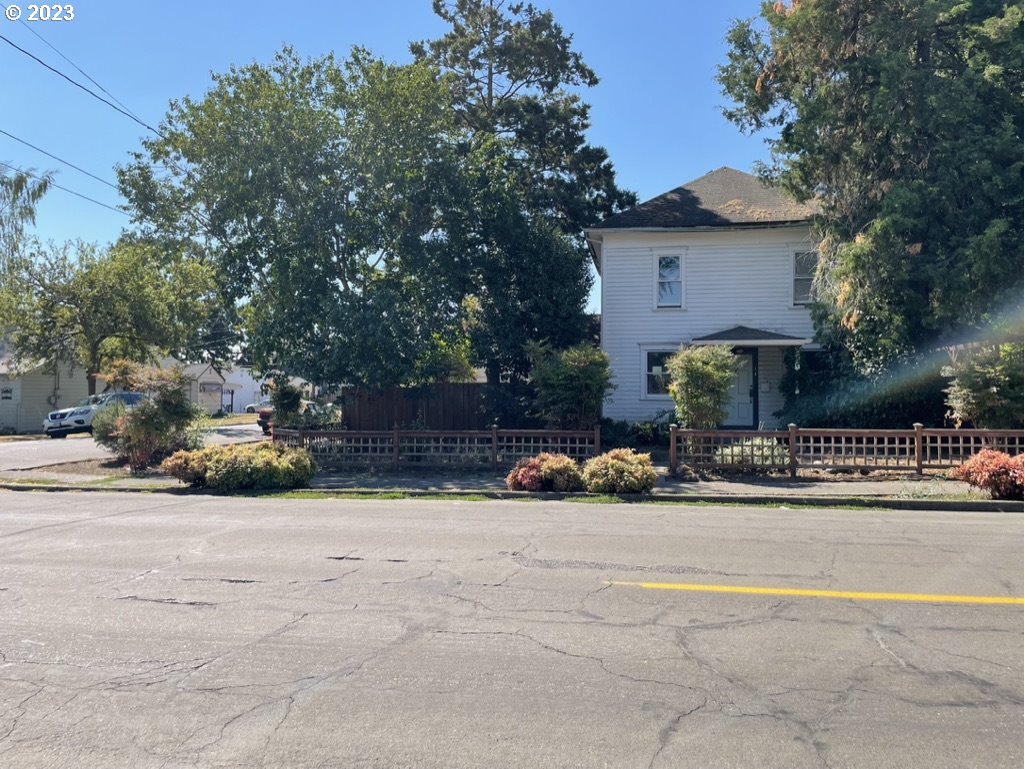 814 East 4th Street Newberg, OR 97132 - Photo 3 of 22