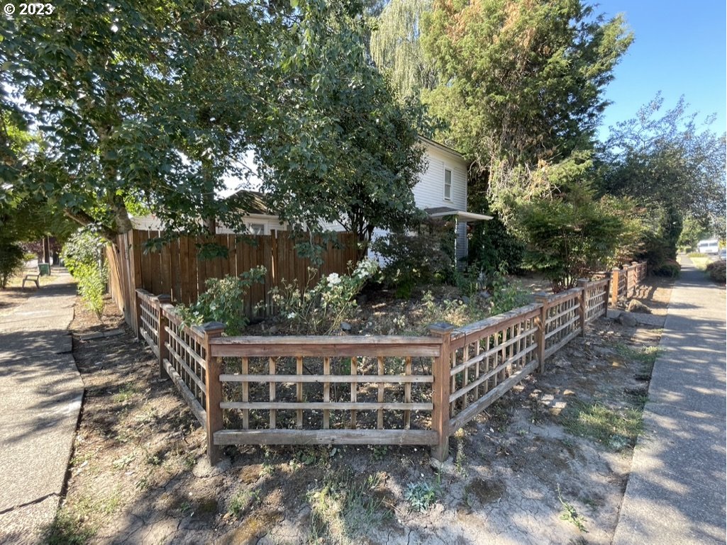 814 East 4th Street Newberg, OR 97132 - Photo 4 of 22