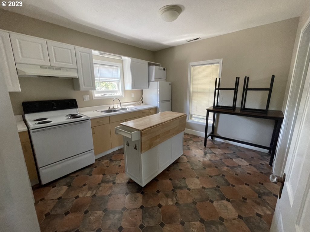 814 East 4th Street Newberg, OR 97132 - Photo 6 of 22