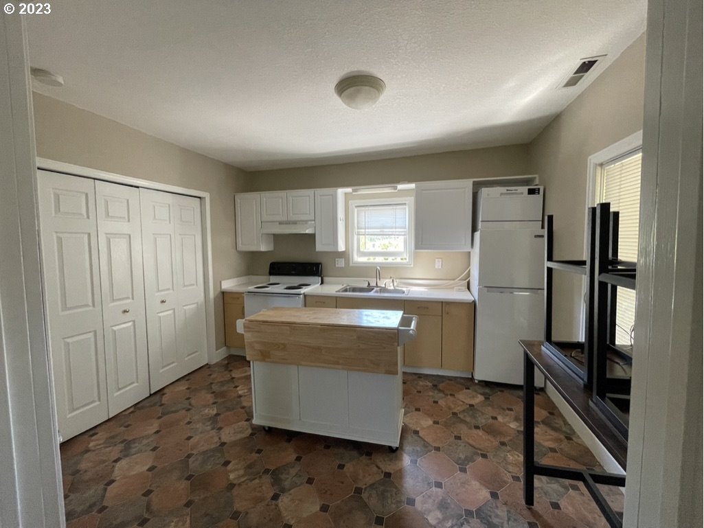 814 East 4th Street Newberg, OR 97132 - Photo 8 of 22