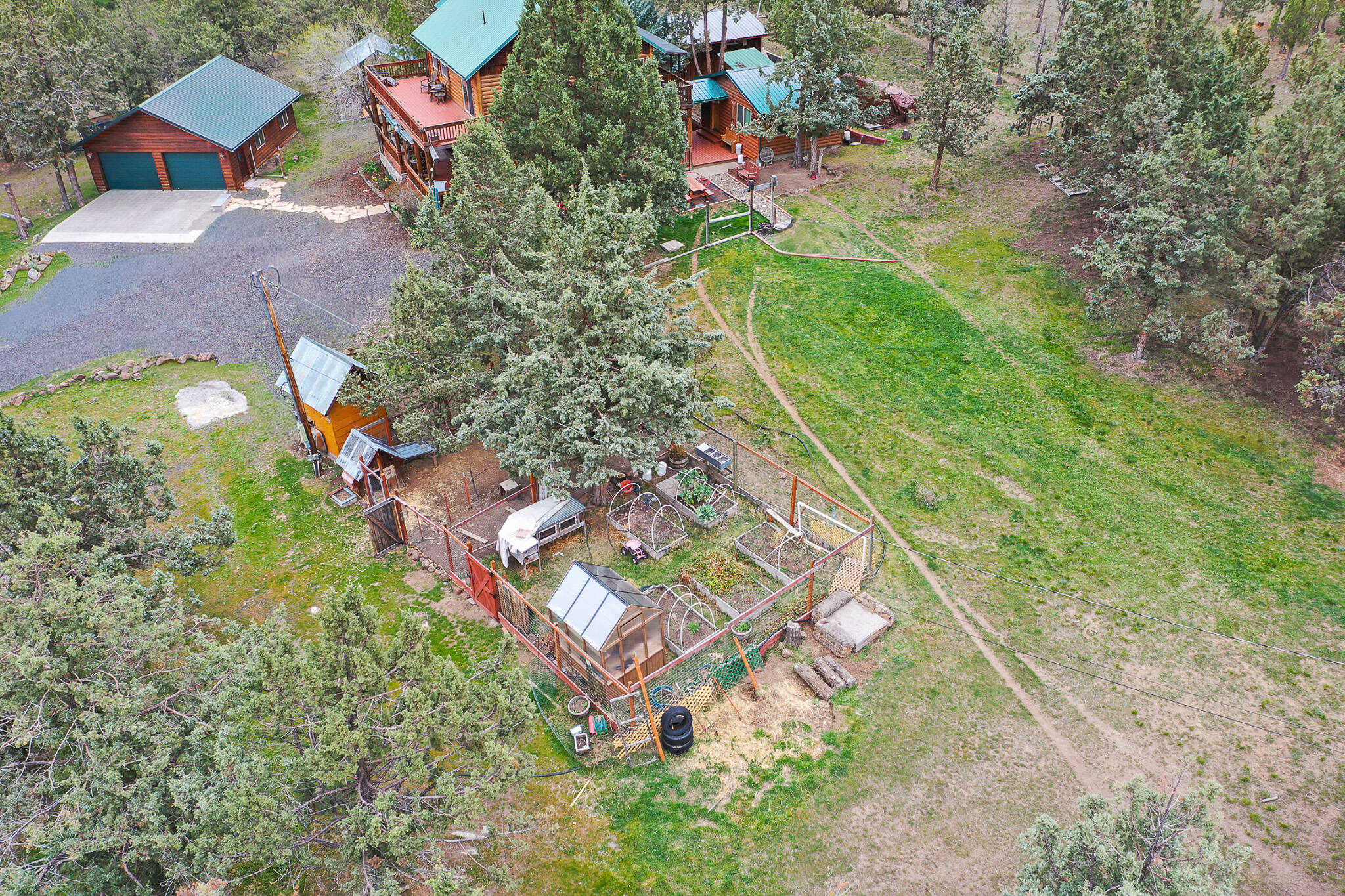 2260 Southeast Highland Road Prineville, OR 97754 - Photo 3 of 31 03